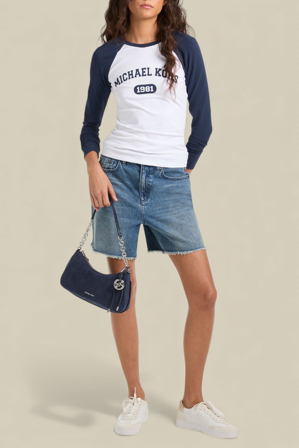 תמונת כל הלוק של חולצת טי שרוול ארוך